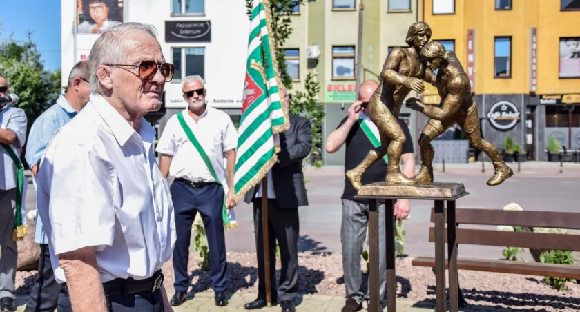 Pomnik Złotych Bliźniaków odsłonięty [ZDJĘCIA, WIDEO]