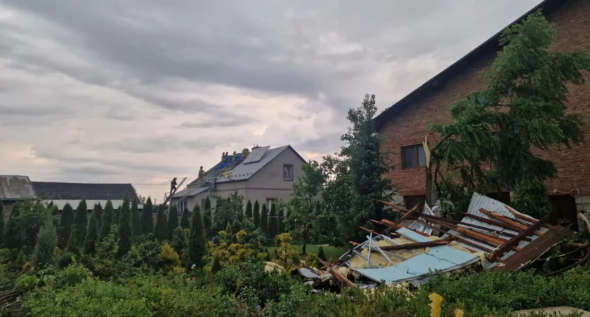 Nawałnica nad powiatem: drzewa łamały się jak zapałki, wiatr zrywał dachy