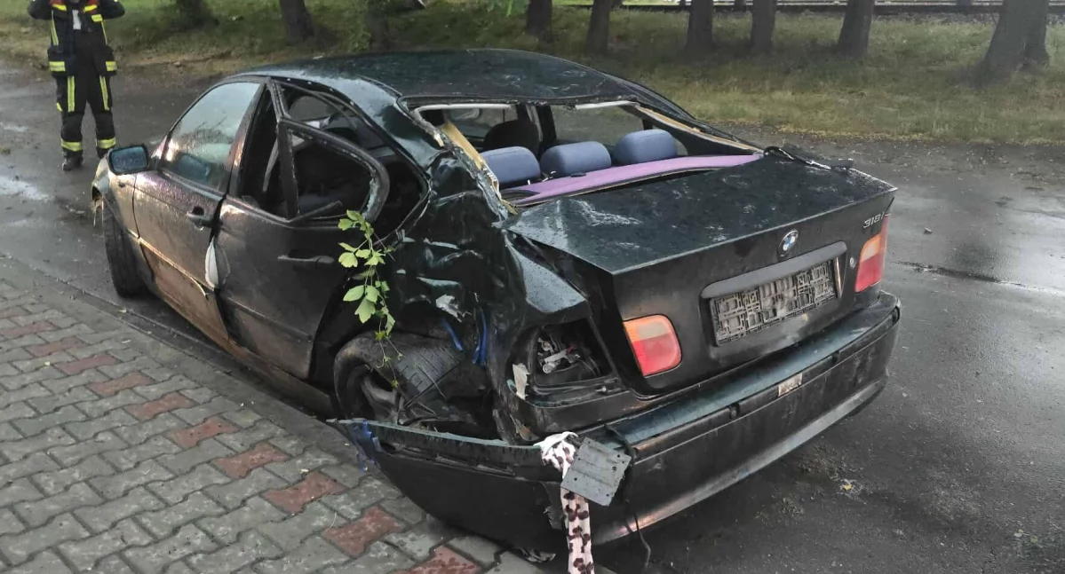 Po pijanemu wjechał w drzewo, dwie osoby w szpitalu