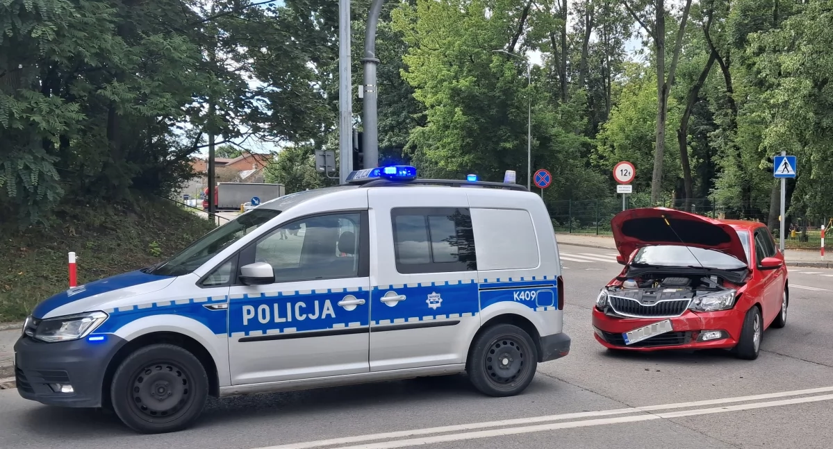 Kierujący i pasażerka skody trafili do szpitala