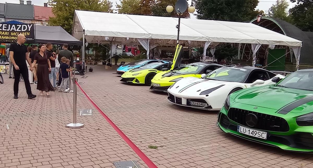Ferrari, Lamborghini i McLaren czekają na dębickim Rynku (zdjęcia i film)