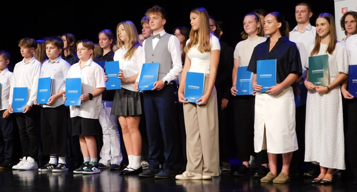 Odebrali stypendia za osiągnięcia edukacyjne, sportowe i artystyczne (zdjęcia)