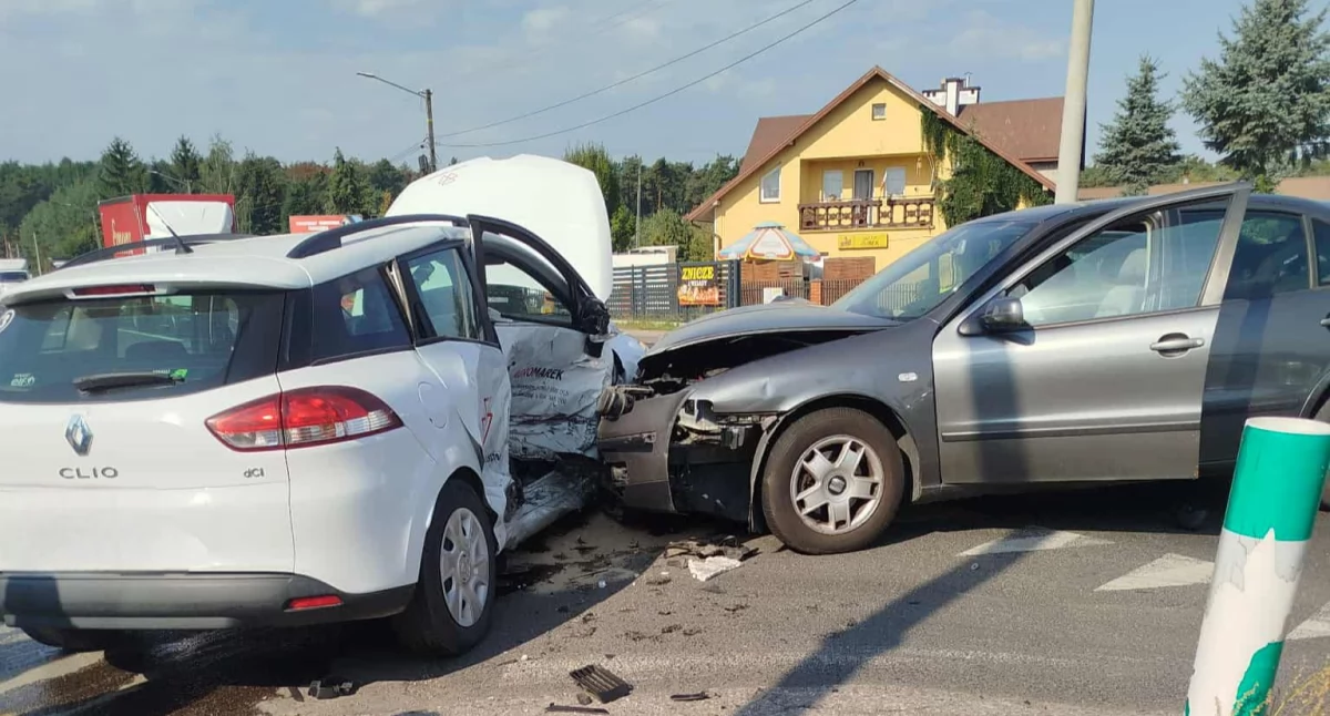 Na skrzyżowaniu seat z impetem uderzył w renaulta