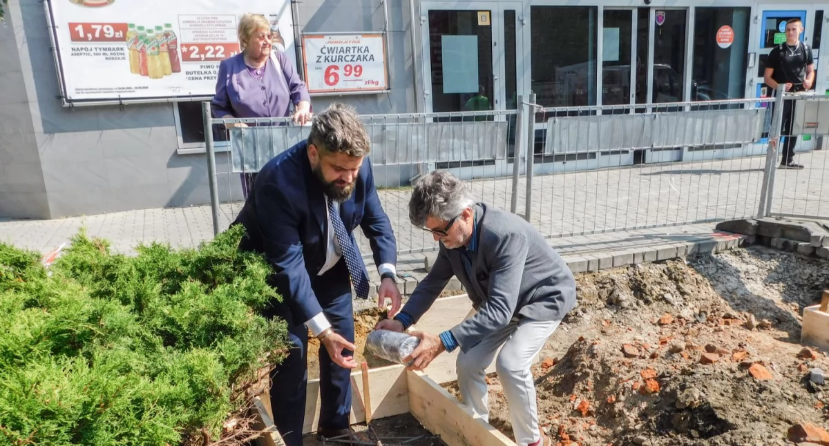 Kapsuła czasu już zamurowana, teraz czekają na pomnik