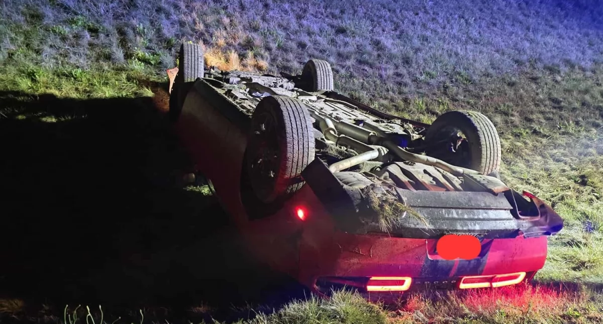 Dodge dachował na autostradzie