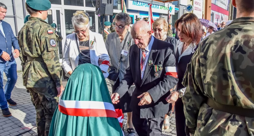 Przy Kolejowej Sybiracy odsłonili pomnik [ZDJĘCIA]