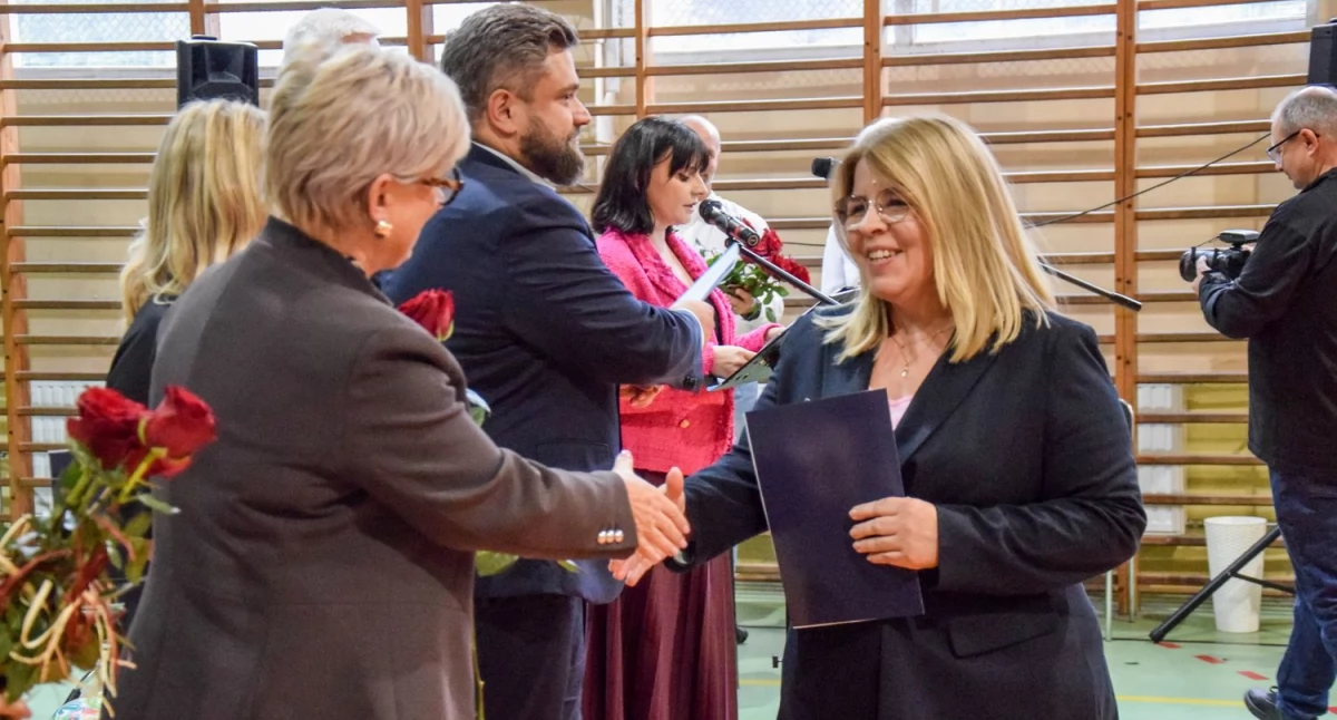 Nagrody i listy gratulacyjne dla nauczycieli [ZDJĘCIA]