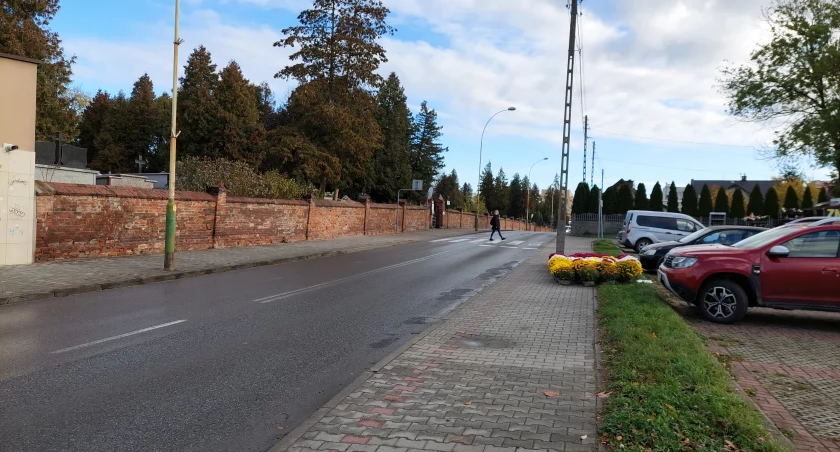 Wszystkich Świętych w Dębicy. Jak dojechać na cmentarze?