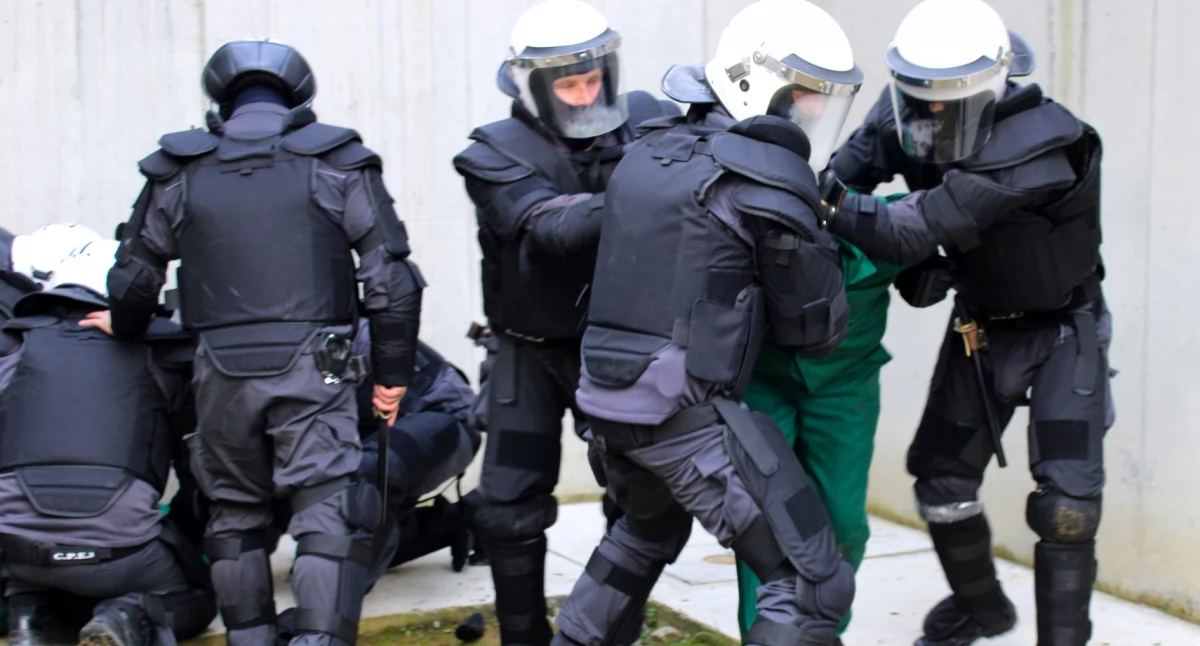 Zareagowali, gdy na spacerniaku wybuchł bunt skazanych