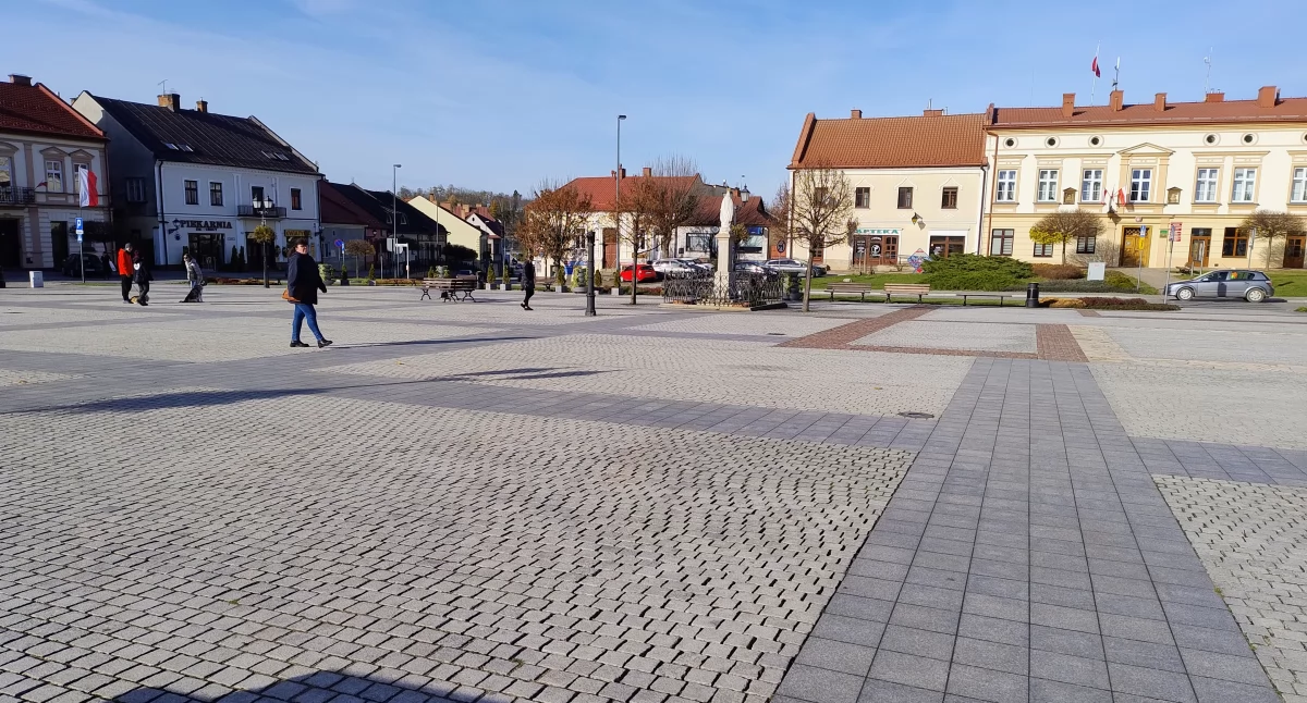 Na Rynku rozłożą sztuczną trawę i postawią donice 