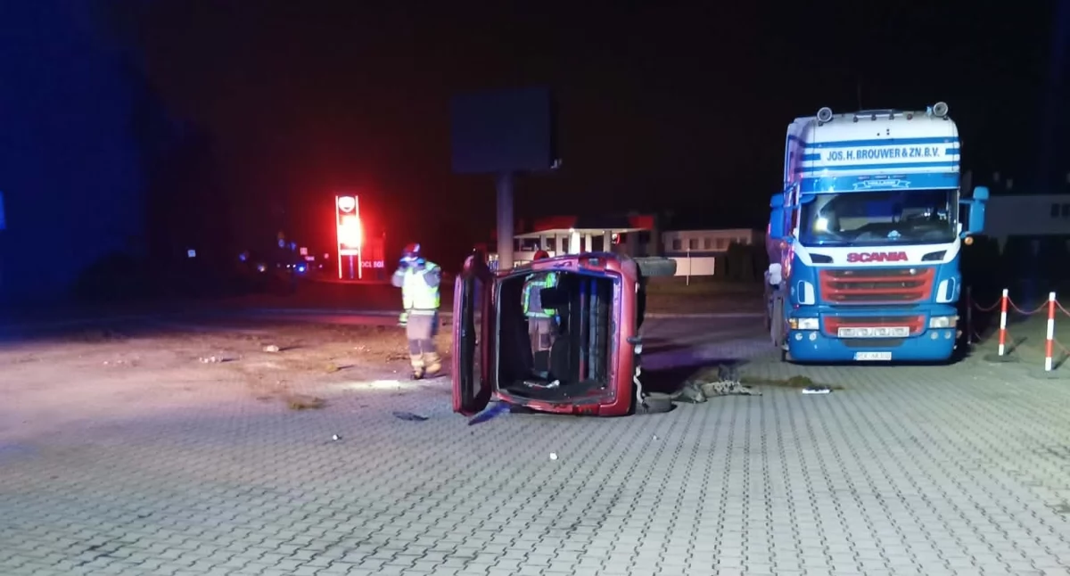 Wypadł z drogi i dachował. A potem chciał uciec