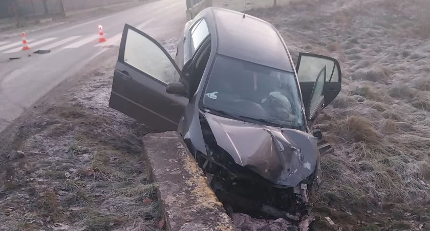 Wpadła w poślizg i uderzyła w ciężarówkę