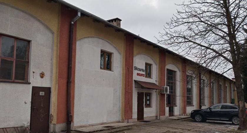 Za halą murem, nie za mundurem