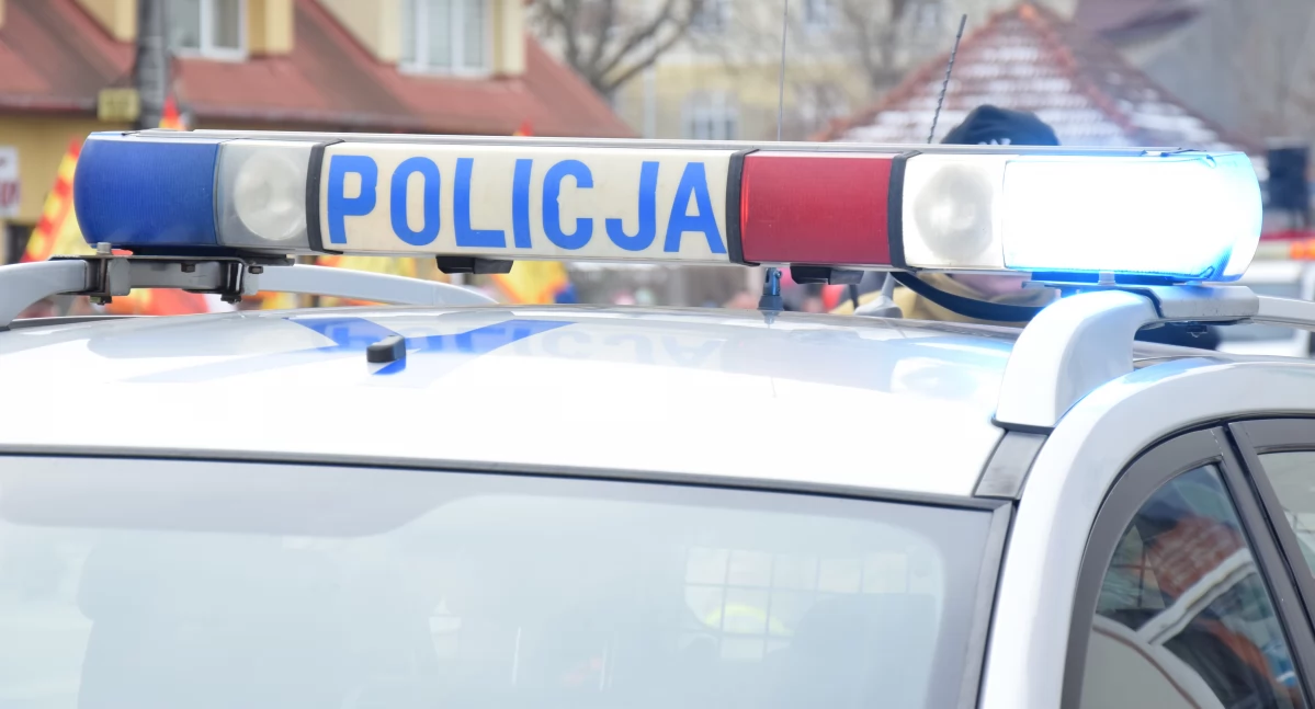 Dwóch mężczyzn leżało w śniegu. Jeden nie żyje