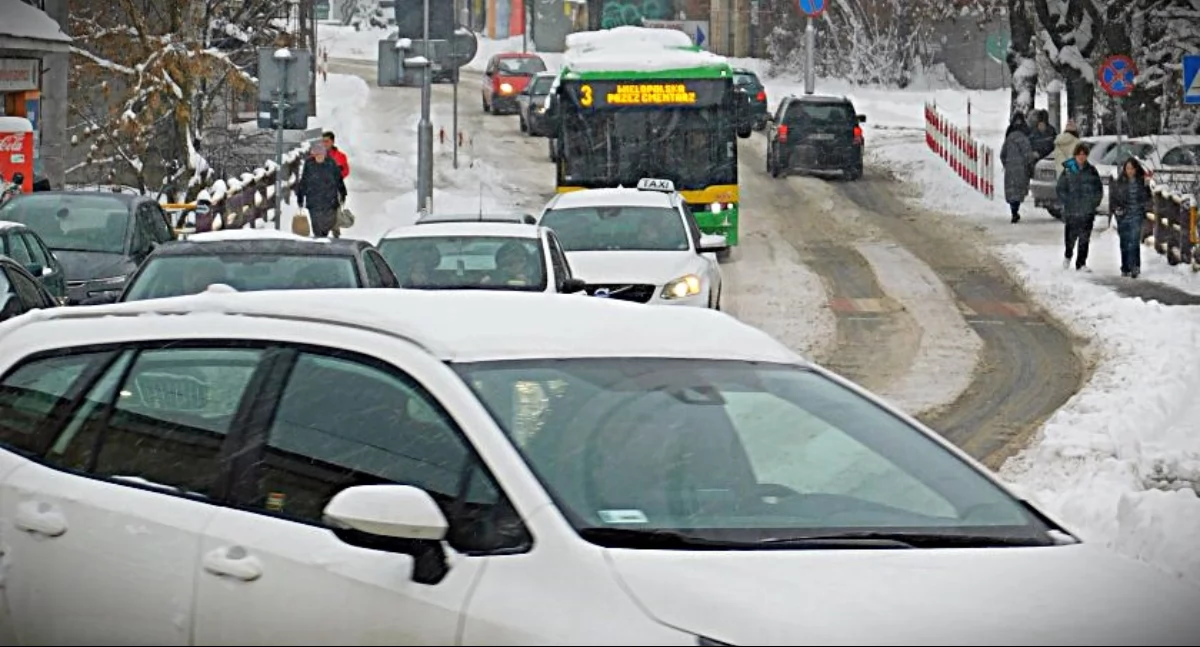 Uwaga! IMGW ostrzega: na drogach będzie ślisko