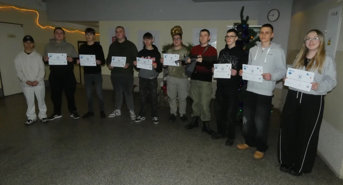 Certyfikaty na obsługę dronów zrobiło ponad 50 uczniów