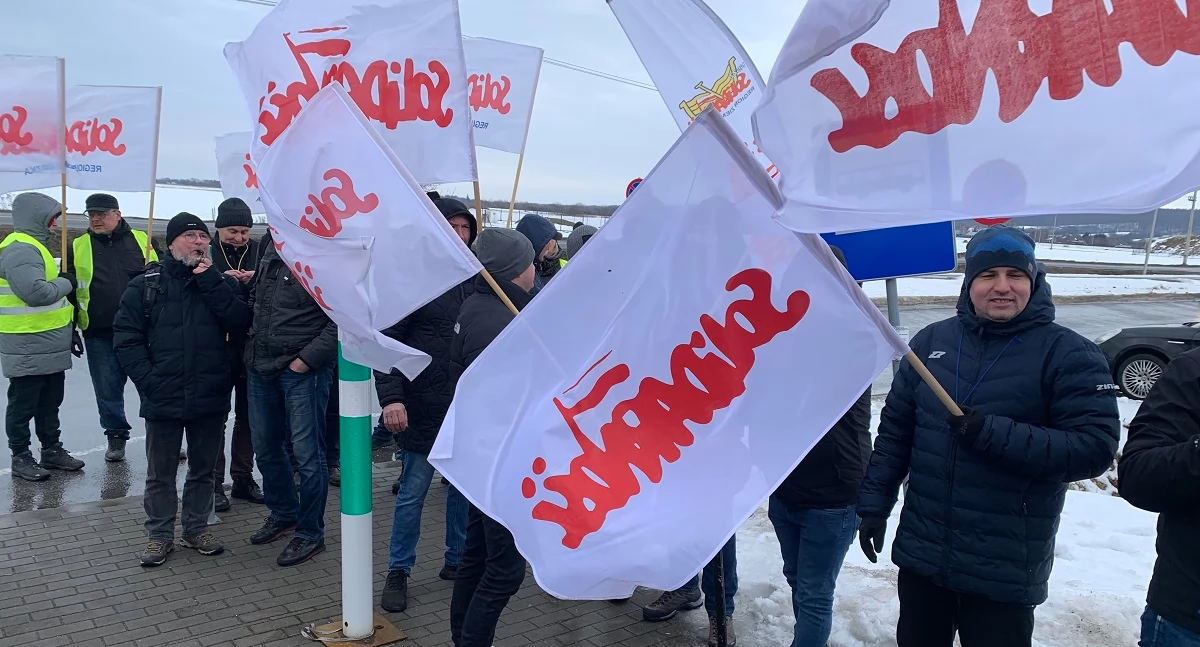 Protest pracowników firmy Hutchinson w Zawadzie. Żądają podwyżki płac