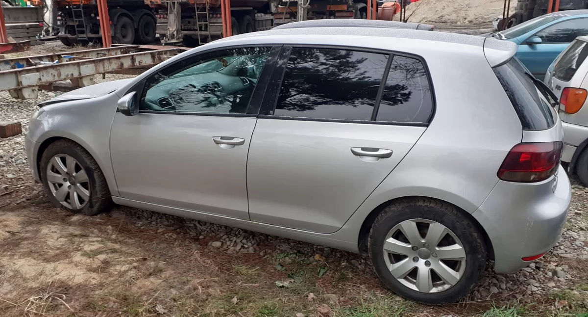 Urząd Skarbowy sprzedaje: Passat za piątkę, a Golf za trójkę