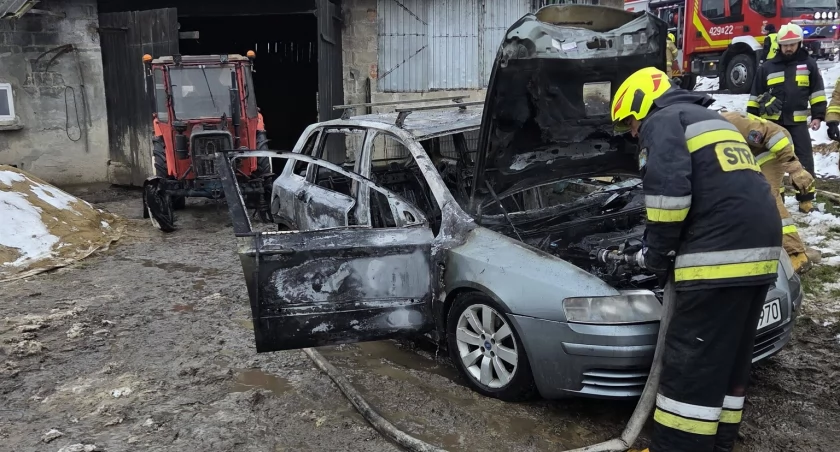 Fiat spalił się w stodole