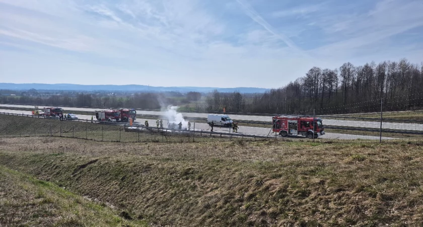 Utrudnienia na autostradzie. Spłonęło auto