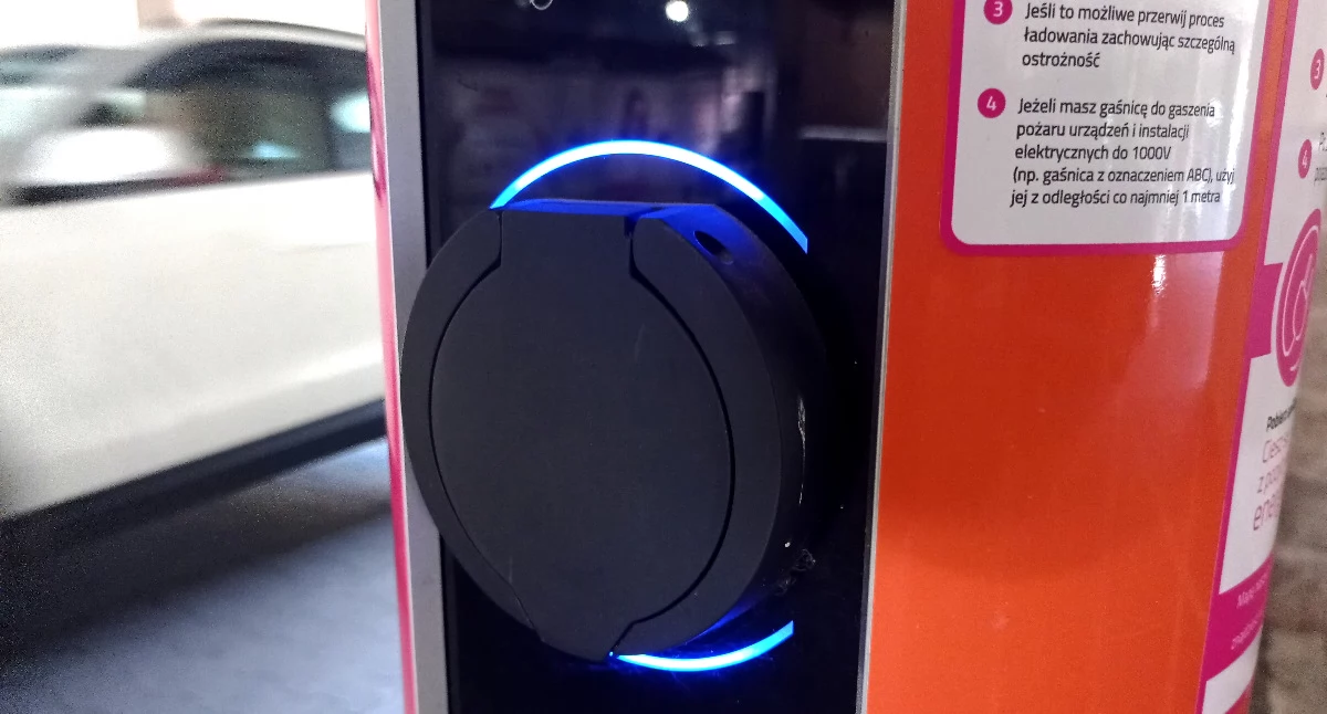 Samochód elektryczny naładujesz na miejskich parkingach 
