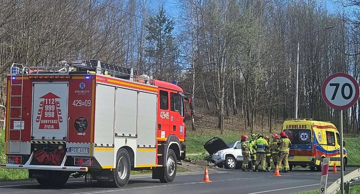 W Łękach Górnych samochód na boku, w Bukowej uderzył w przepust
