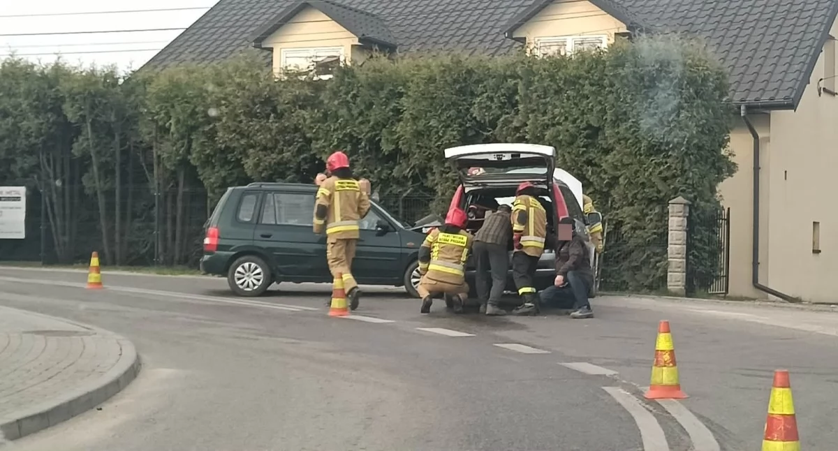 Za szybko na łuku. Dwie osoby trafiły do szpitala