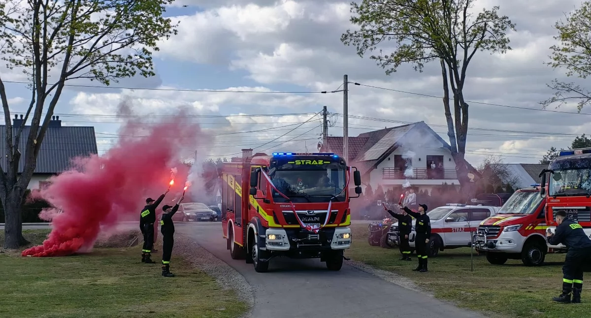 Pod remizę zajechał przy wtórze strażackich syren