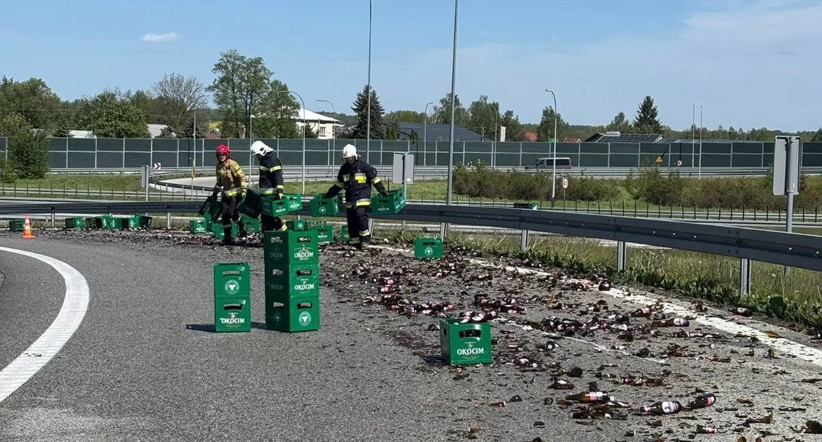 Rozbite butelki z piwem blokowały drogę