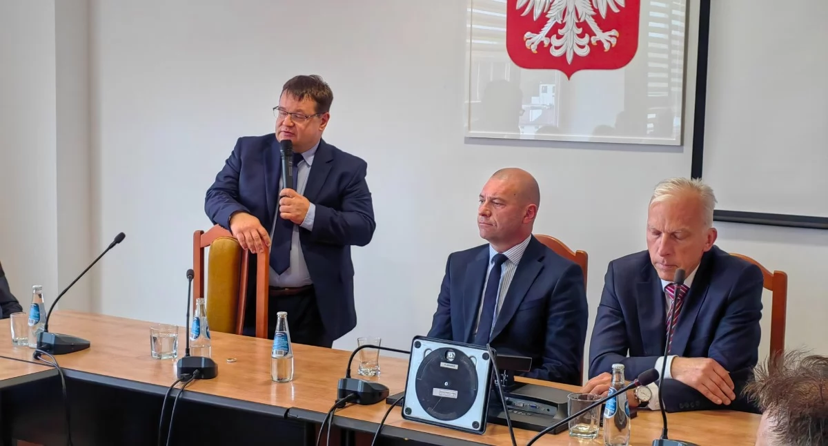 Połączenie szpitali o krok. Z małego Fiata do Range Rovera? 