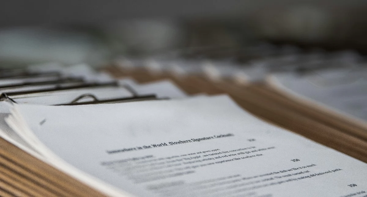 Jak prawidłowo archiwizować i utylizować dokumenty księgowe w firmie?