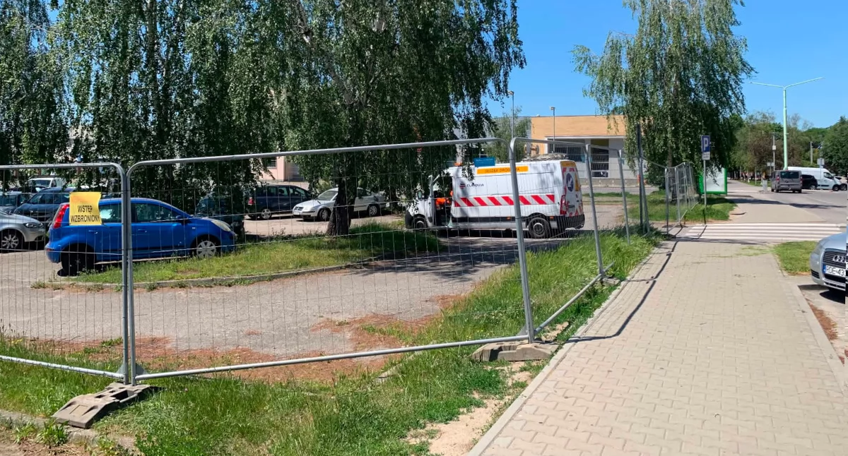 Barierki już rozstawione, parking będzie nieczynny