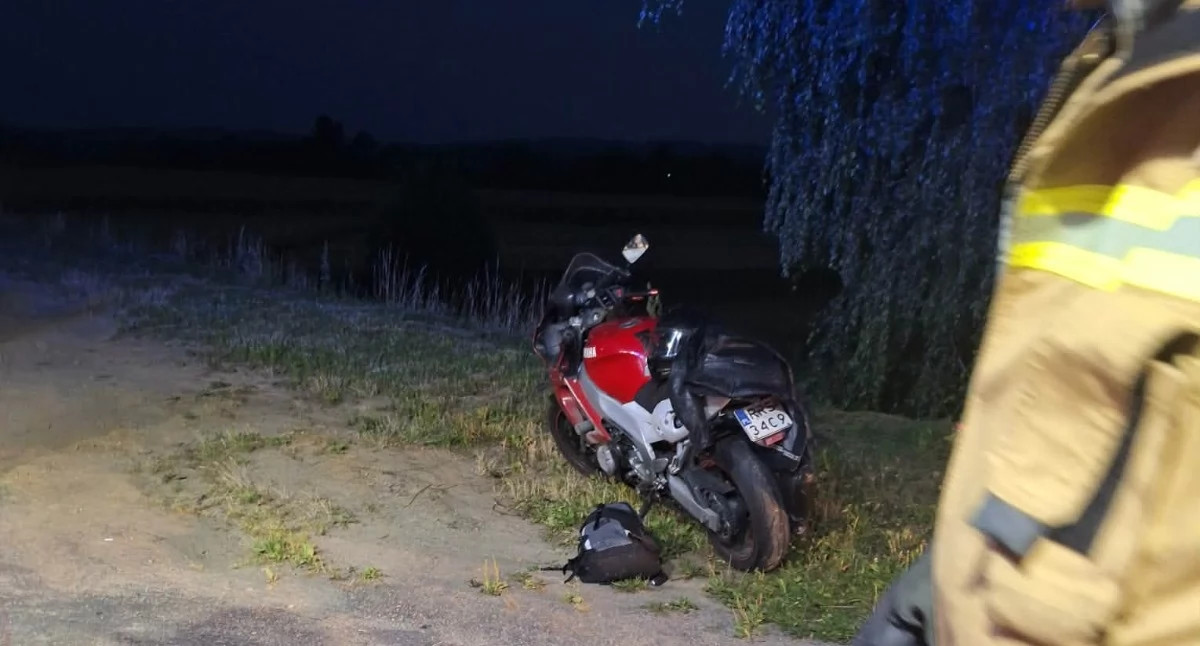 Motocyklista z obrażeniami trafił do szpitala. Stracił też prawo jazdy