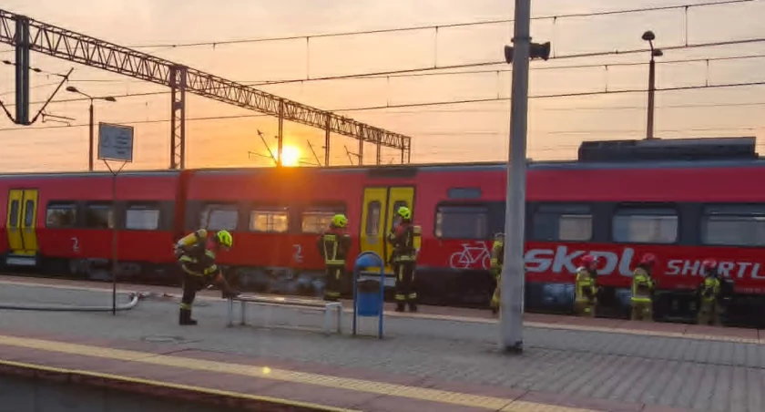 Pożar pociągu na dworcu w Dębicy. Ewakuowano około 250 pasażerów [ZDJĘCIA]