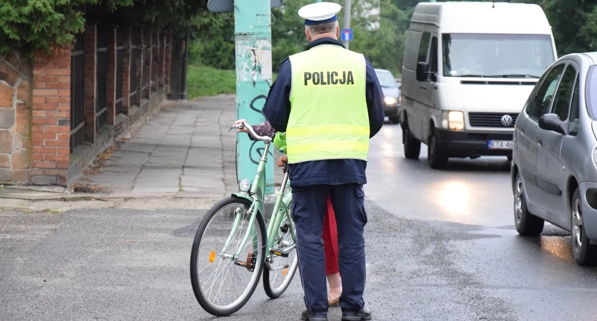 Pirat drogowy stracił prawo jazdy, rowerzysta ukarany mandatem