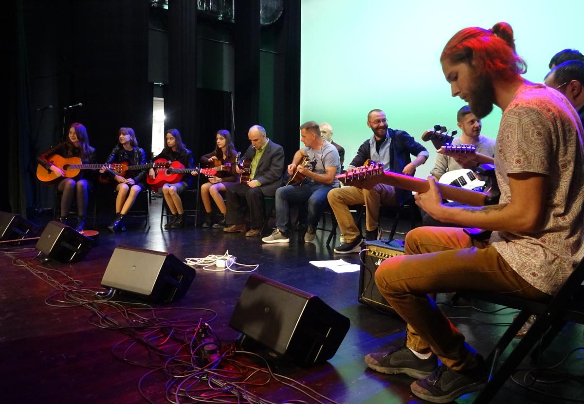 Dla Zbyszka Warchoła zagrali na dwanaście gitar - film i zdjęcia