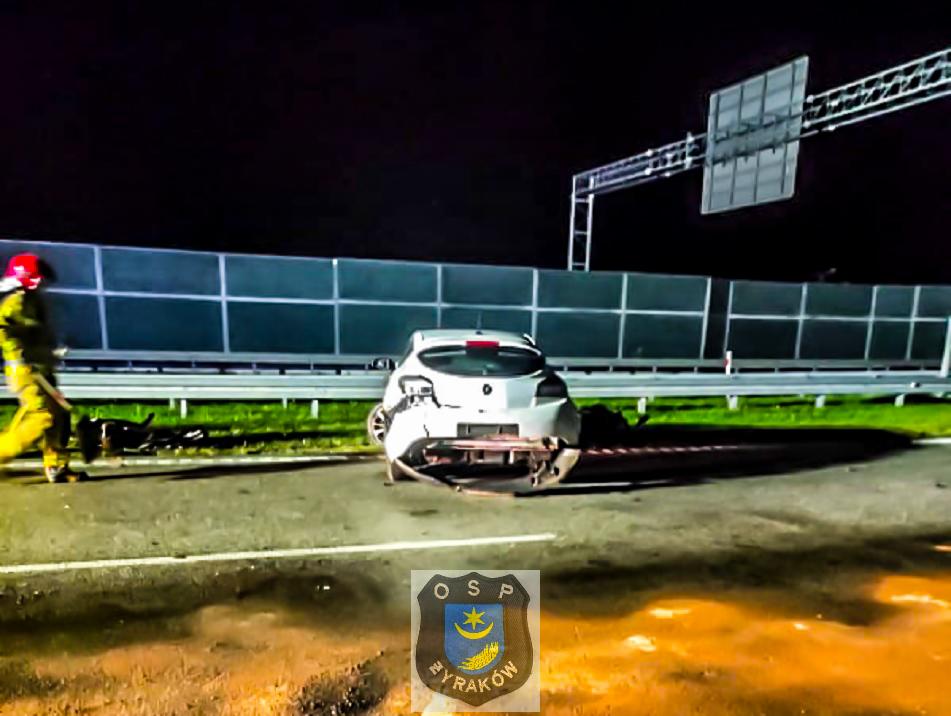 Uderzyła w bariery na autostradzie - zdjęcia