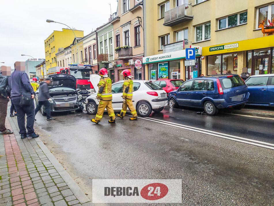 W Rynku zderzyły się trzy samochody - zdjęcia [AKTUALIZACJA]