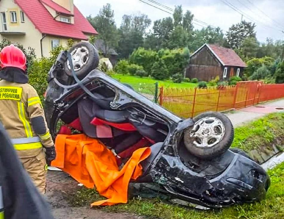Wypadek w Bukowej. Strażacy musieli rozcinać samochód - zdjęcia