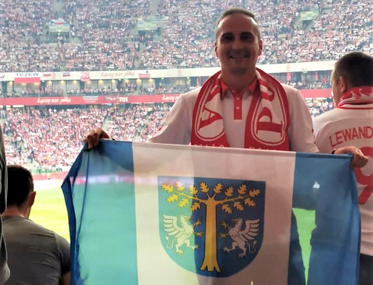 Na Narodowym były flagi biało-czerwone i flaga gminy Dębica - zdjęcia