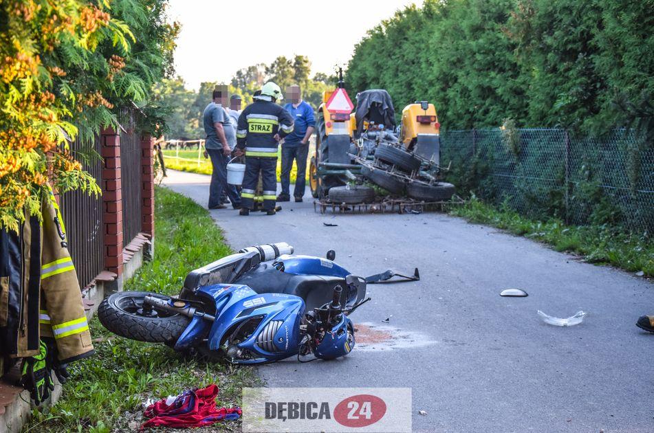 Zderzenie skutera z ciągnikiem, nastolatek w szpitalu - zdjęcia