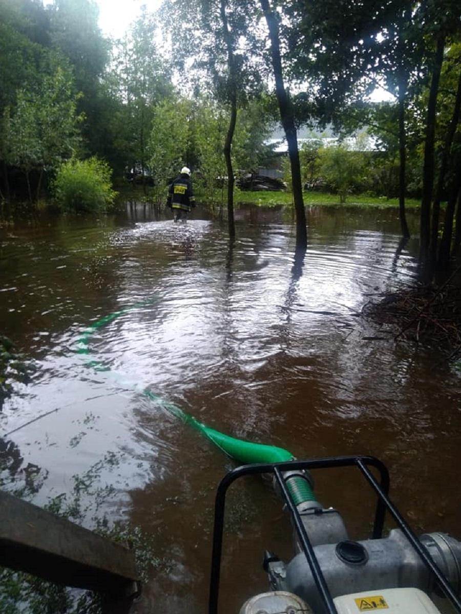Woda wdarła się na podwórka