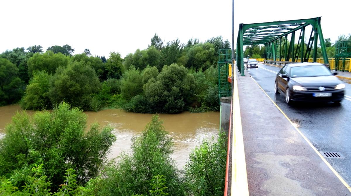 Wisłoka wysoko, ale zagrożenia na razie nie ma - zdjęcia