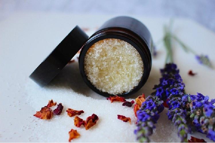 W jaki sposób naturalny peeling może pomóc w pielęgnacji?