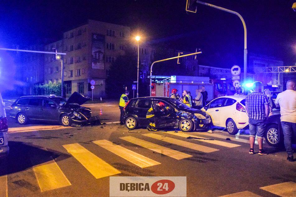 Na skrzyżowaniu zderzyły się trzy samochody - zdjęcia