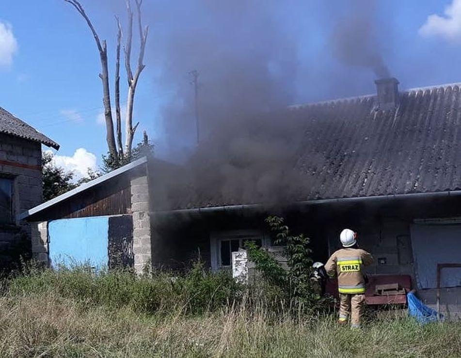 Według zgłoszenia w płonącym domu miała być jedna osoba - zdjęcia