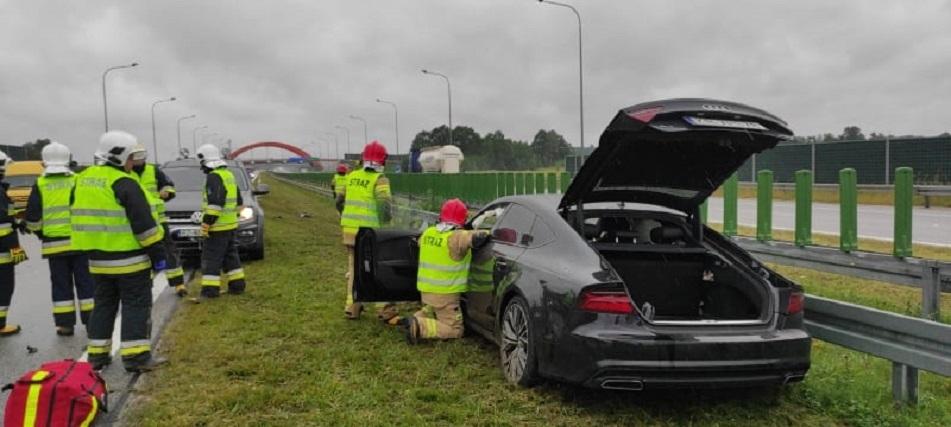 Audi uderzyło w bariery na autostradzie - zdjęcia