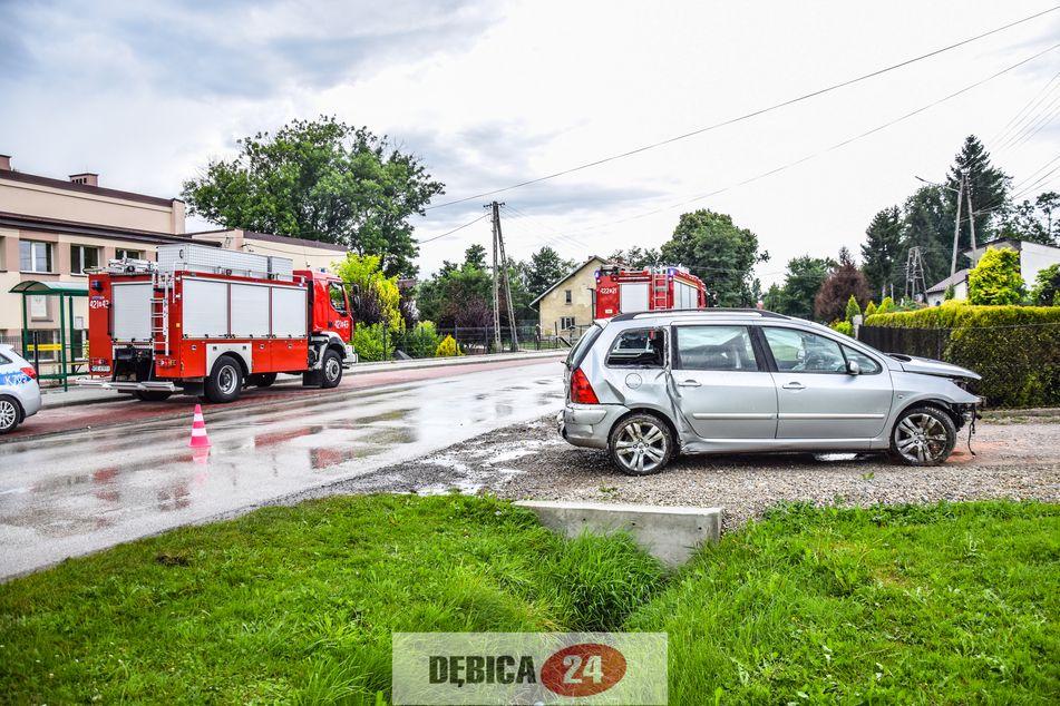Stracił panowanie na łuku. Samochód wypadł z drogi - zdjęcia