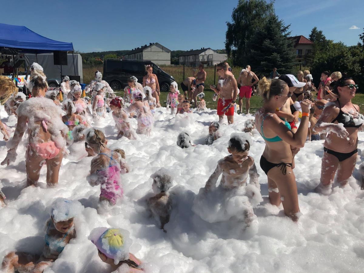 Imprezę na basenie poprowadzi Kinder Sid