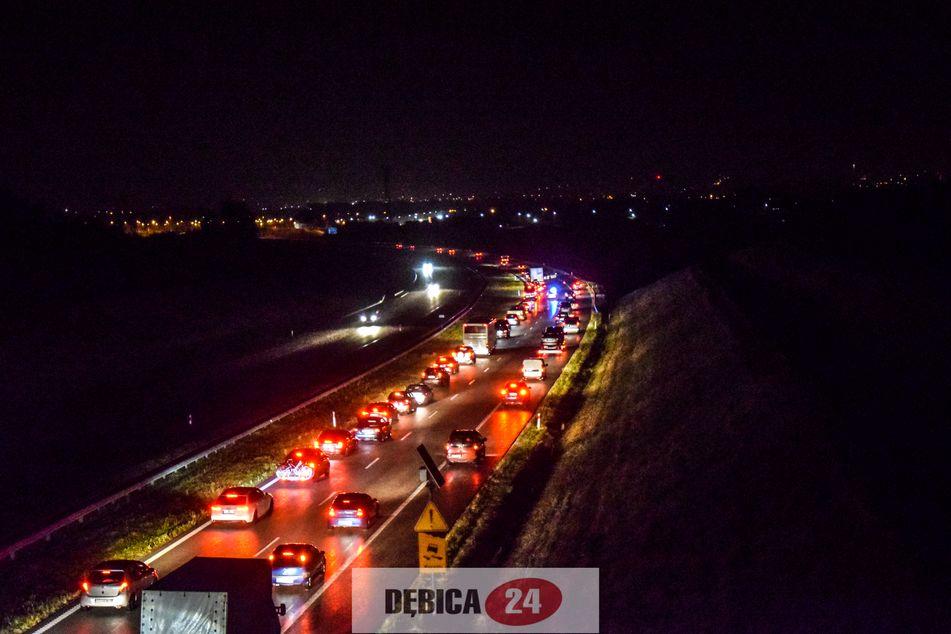 Utrudnienia na autostradzie! Samochód uderzył w bariery - zdjęcia